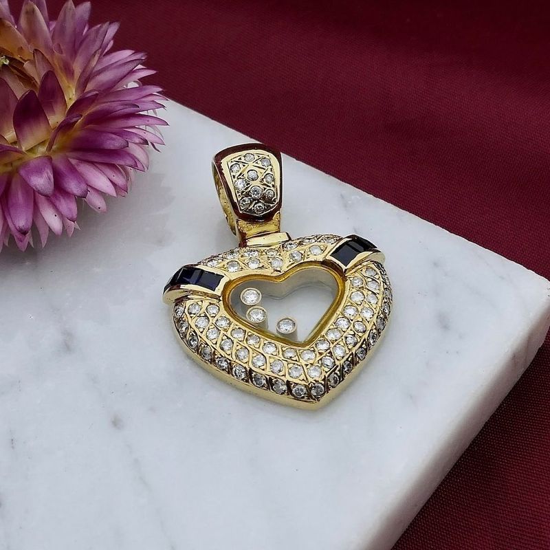 Afbeelding 2 van Gouden hart hanger met saffier en diamanten; 1,50 ct.
