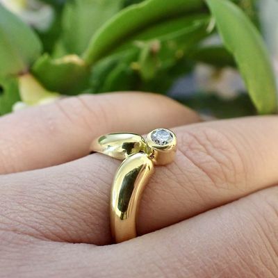 Image 2 of 18K Gold V-shaped ring with diamond | 0.15 ct.