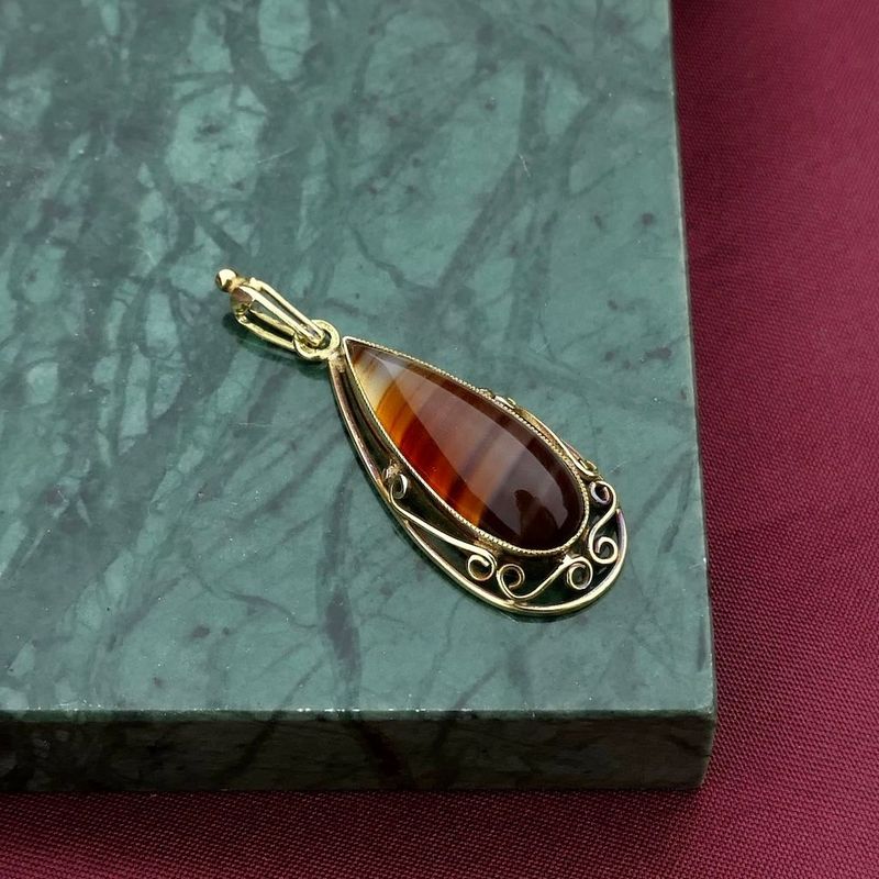 Image 2 of Vintage gold pendant with bandagate