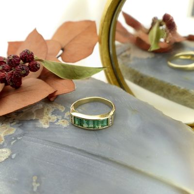 Image 2 of 18-karat gold ring with emerald and diamonds | 0.03 ct.