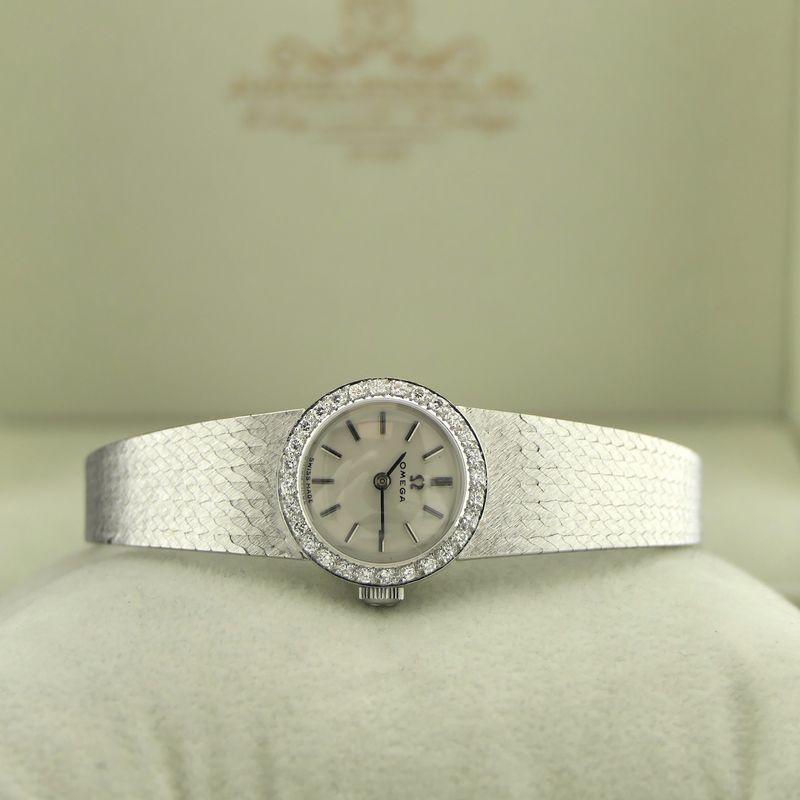 Image 17 of Omega Genève 'Cocktail Watch'; 18k. witgouden dames horloge met diamanten