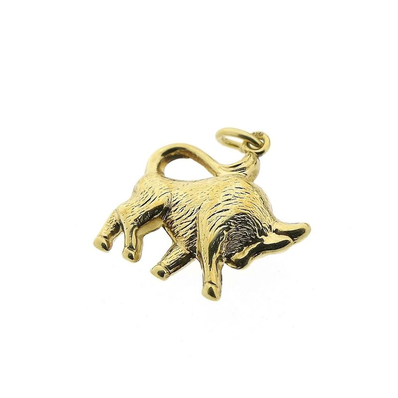 Image 6 of Gold pendant of a bull