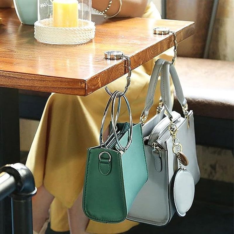 Afbeelding 4 van Luxe Tassenhanger Goudkleur – Handige Tafelhaak voor Handtas