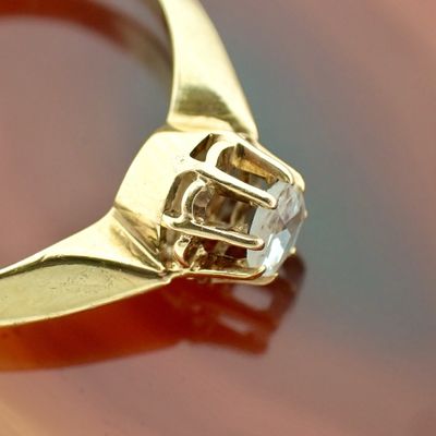 Image 2 of Vintage gold solitaire ring with 0.12 ct diamond.