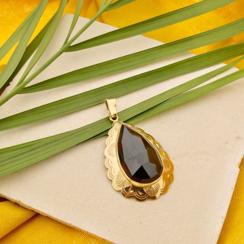 Image 2 of Gold pendant with garnet
