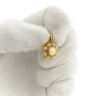 Image 13 of Gold pendant of a Zeeland button