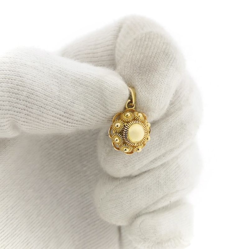 Image 13 of Gold pendant of a Zeeland button