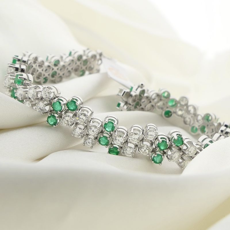 Image 33 of Exclusive white gold bracelet with emerald and diamond; 7.40 ct. + IGI Certificate