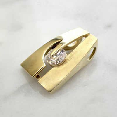 9 carat pendant with zirconia Image 2 of 9 carat pendant with zirconia