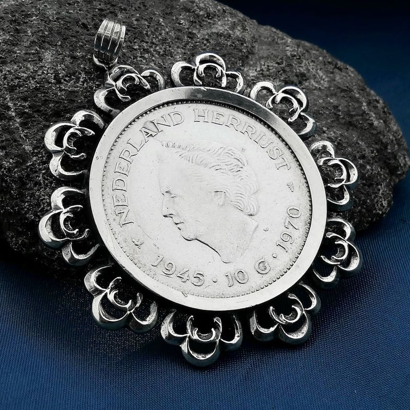 Image 2 of Silver pendant of 10 guilder coin of Juliana 1970.