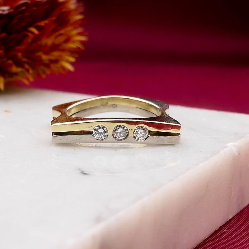 Afbeelding 2 van Bicolor gouden abstracte rijring met diamanten; 0,10 ct.