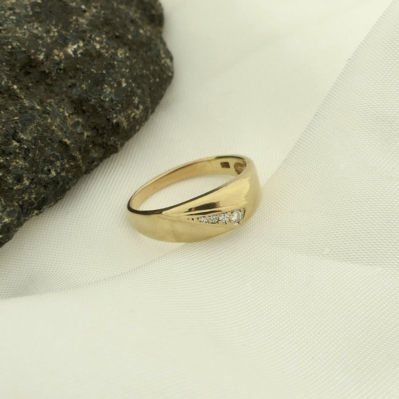 Image 2 of Gold ring with diamond; 0.04 ct.