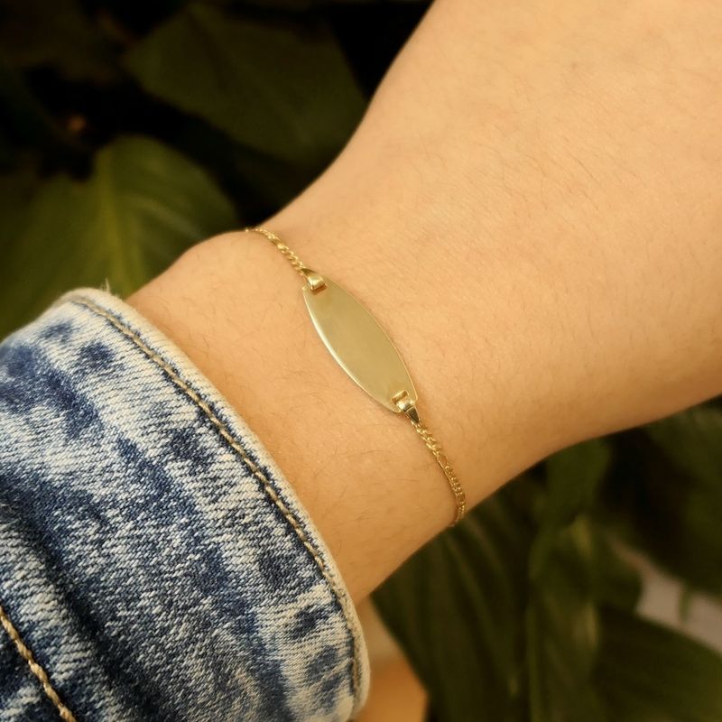 Image 9 of Gold Figaro link bracelet with engraving plate | 15 cm