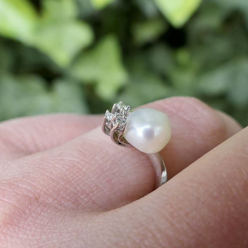 Image 8 of White gold ring with baroque pearl and diamond | 0.06 ct.