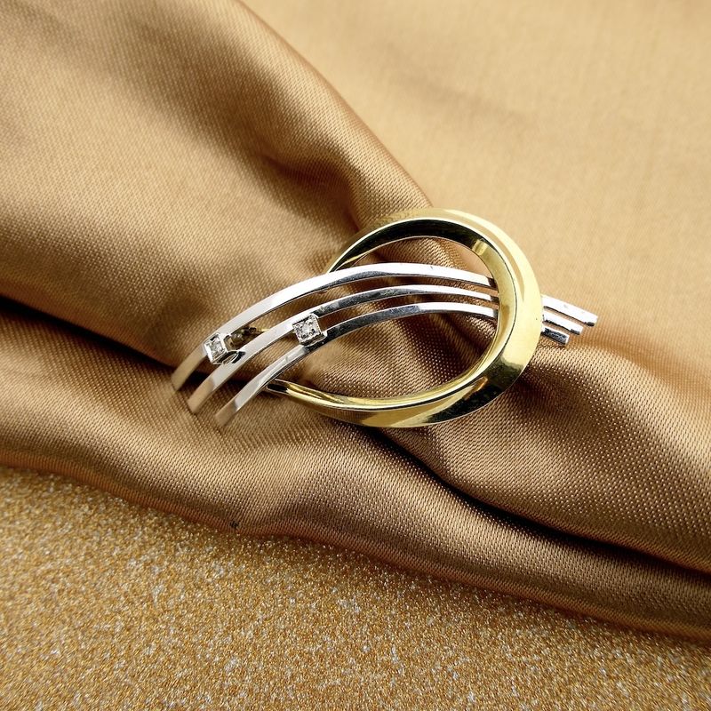 Image 2 of Two-tone fantasy brooch with diamond