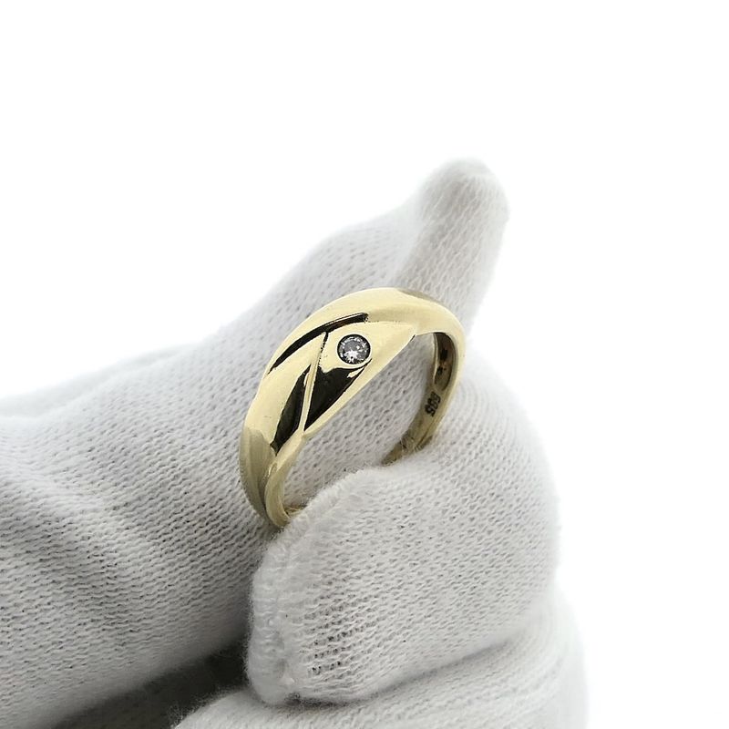 Image 8 of Gold ring with diamond; 0.04 ct.