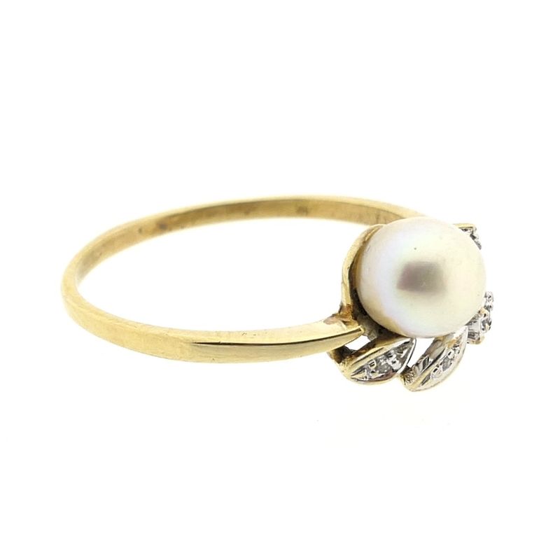 Image 7 of Gold ring with pearl and diamond | 0.03 ct.