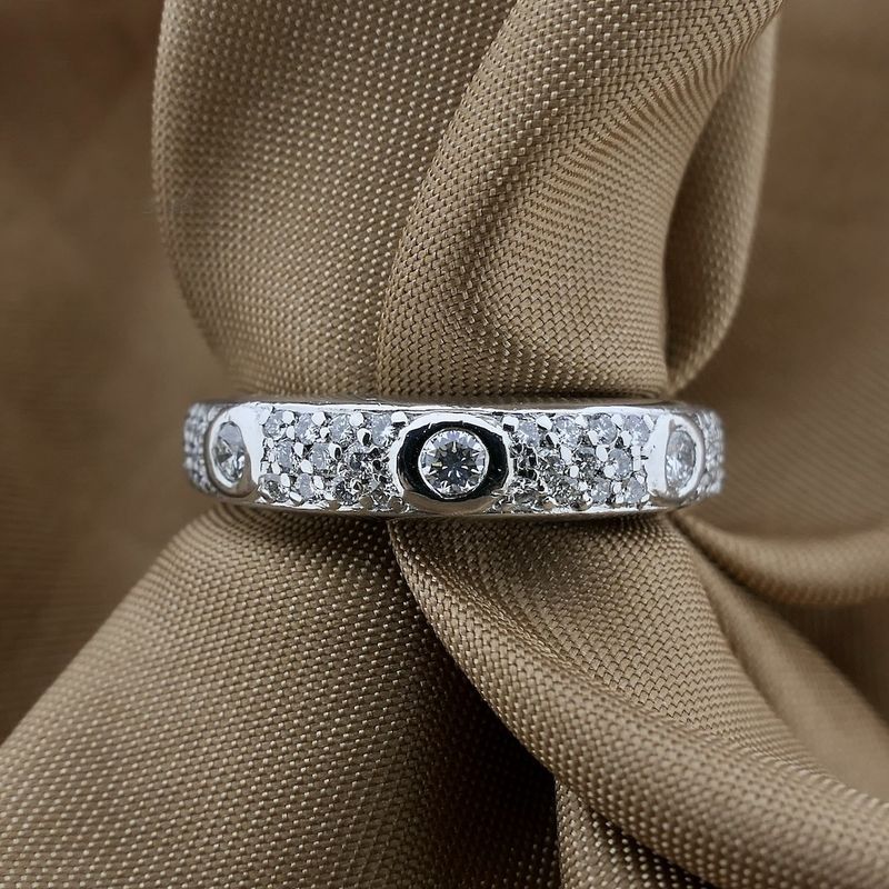 Image 2 of White gold pavé ring with diamonds