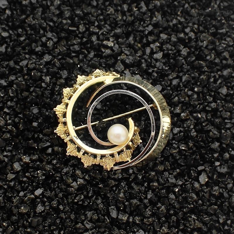 Image 10 of Two-tone gold brooch with pearl