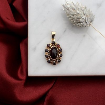 Image 2 of Vintage gold pendant with garnet stones