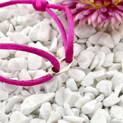 Afbeelding 2 van Magenta Satijnkoordarmband met een Zilveren Closed forever schakel