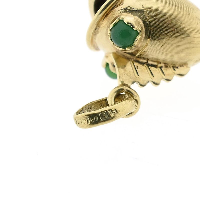 Afbeelding 4 van Gouden vis hanger met smaragd