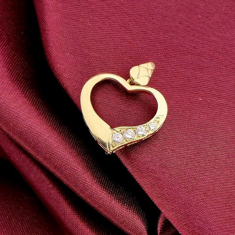 Image 2 of Gold pendant of a heart with diamonds; 0.11 ct.