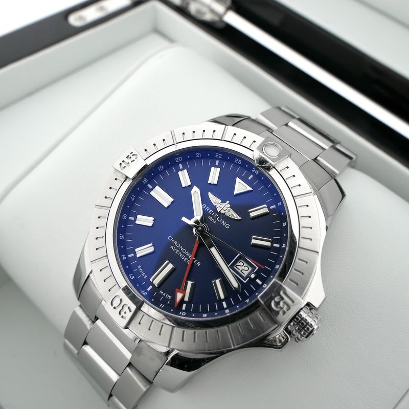 Image 15 of Breitling Avenger GMT 45 A32395; Automatic men's watch with GMT second time zone
