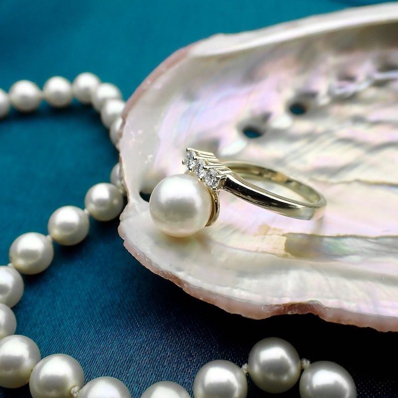 Image 10 of Gold ring with pearl and diamonds | 0.21 ct.