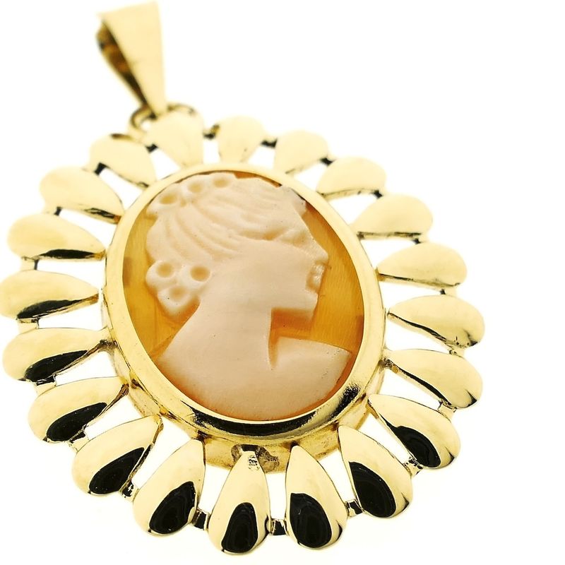 Image 3 of Gold pendant with cameo
