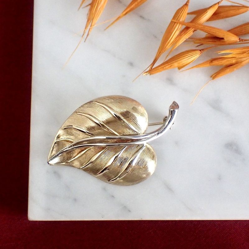 Image 2 of Two-tone gold brooch of a leaf