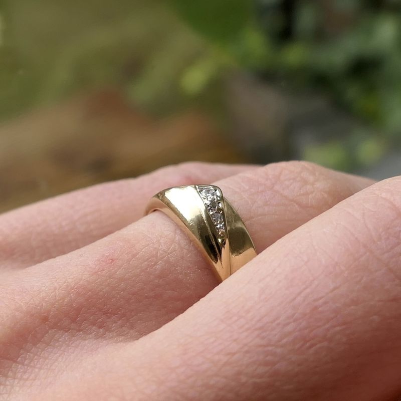 Image 8 of Gold ring with diamond; 0.04 ct.