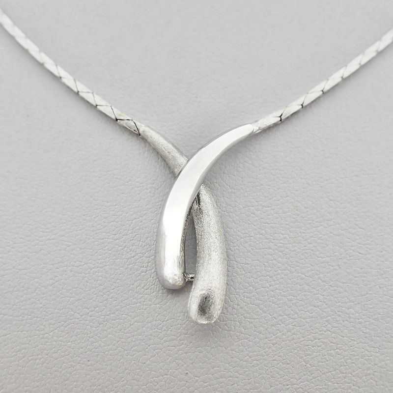 Image 3 of White gold cobra link necklace with fixed pendant | 40 cm