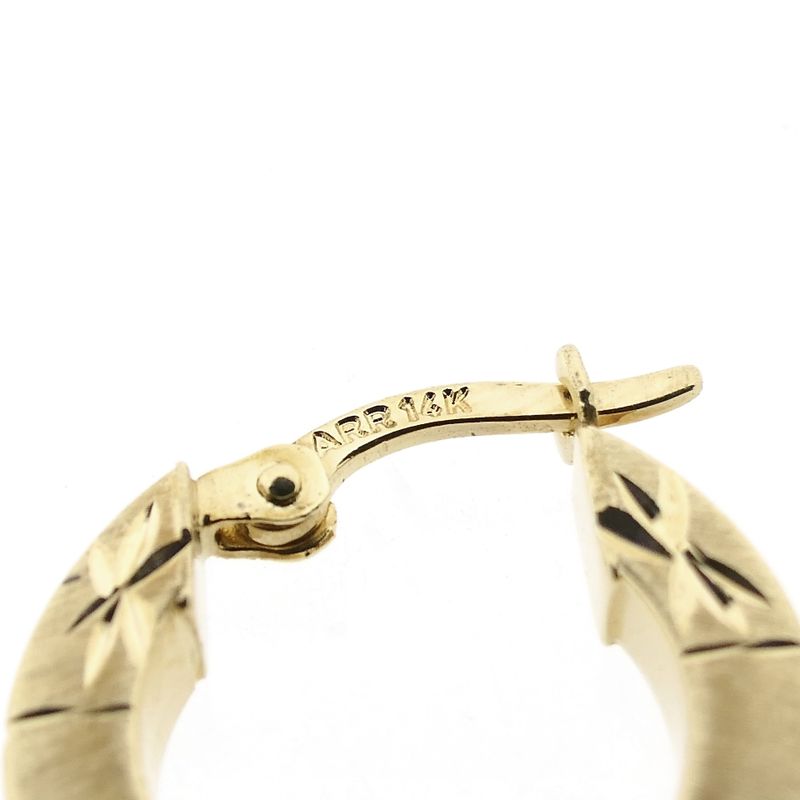 Afbeelding 6 van Gematteerd gouden oorringen met diamantslijpsel | 16.7 mm 