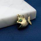 Afbeelding 2 van Gouden vis hanger met smaragd