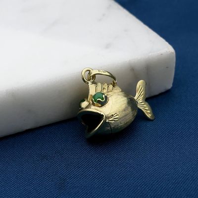 Afbeelding 2 van Gouden vis hanger met smaragd