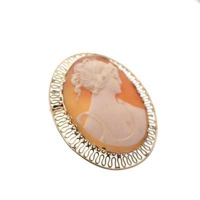 Antique gold brooch/pendant with cameo Image 2 of Antique gold brooch/pendant with cameo