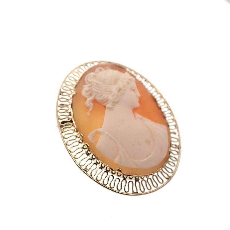 Image 2 of Antique gold brooch/pendant with cameo