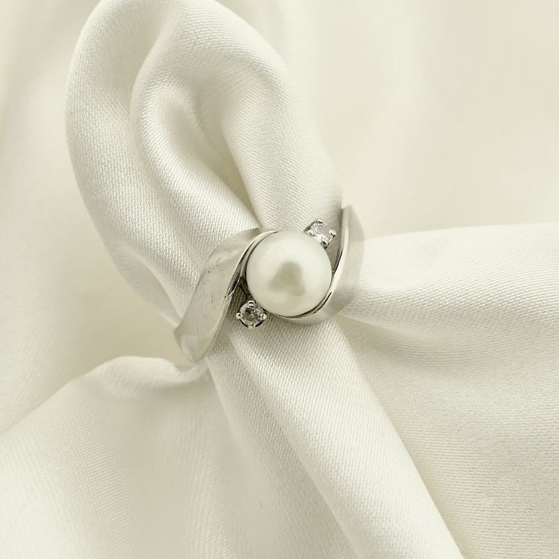 Image 1 of White gold ring with pearl and diamonds; 0.05 ct