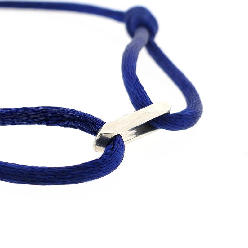 Afbeelding 4 van Blauwe Satijnkoordarmband met een Zilveren Closed forever schakel