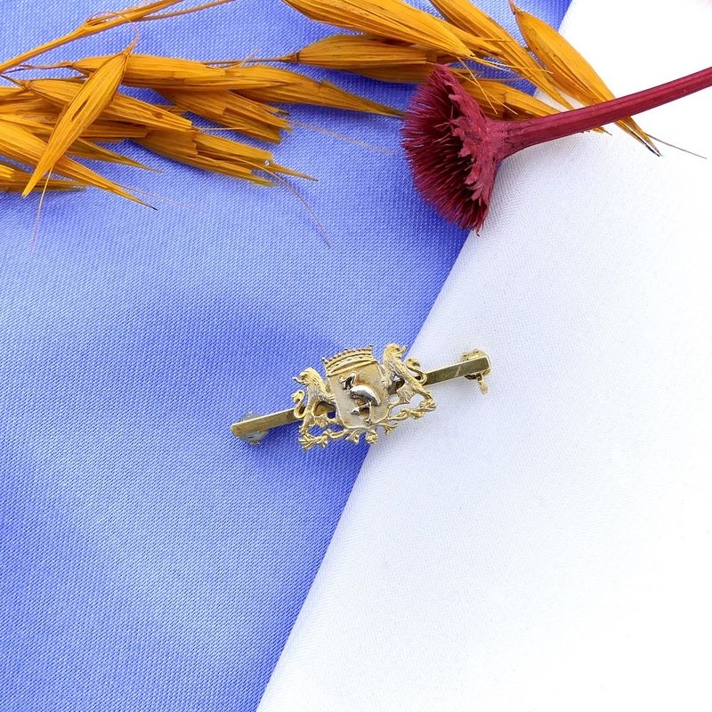 Image 2 of Gold brooch of the coat of arms of The Hague