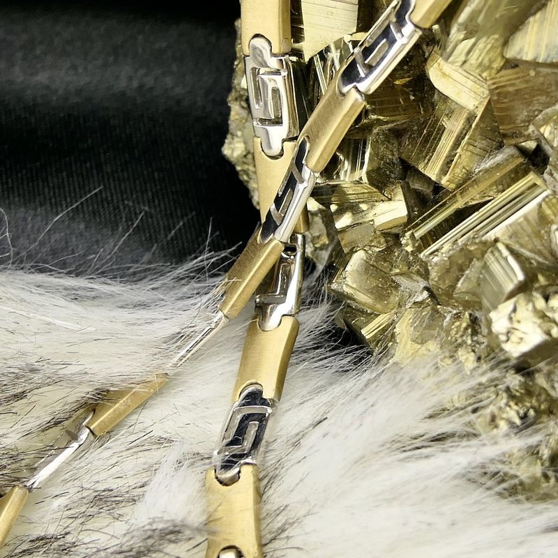 Image 2 of Two-tone gold necklace with a meandering pattern