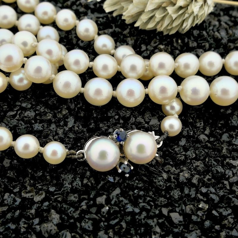 Image 2 of Pearl necklace with white gold clasp and sapphire | 49 cm