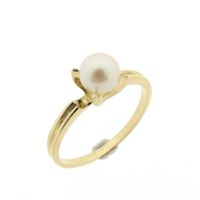Gold ring with pearl