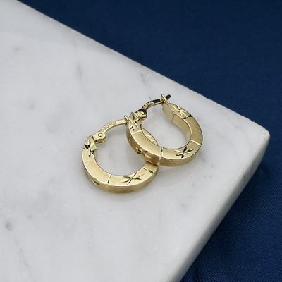 Afbeelding 2 van Gematteerd gouden oorringen met diamantslijpsel | 16.7 mm 