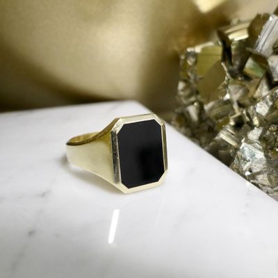 Gold men's signet ring with onyx Image 2 of Gold men's signet ring with onyx
