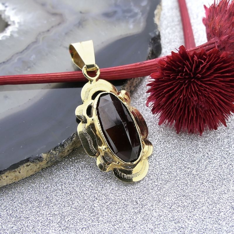 Image 2 of Vintage gold pendant with garnet