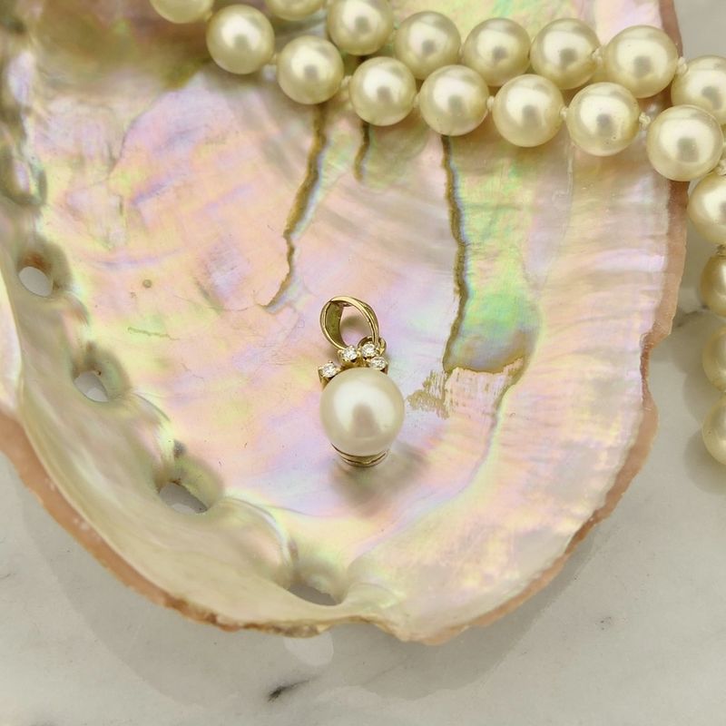 Image 2 of Gold pendant with pearl and diamond | 0.04 ct.