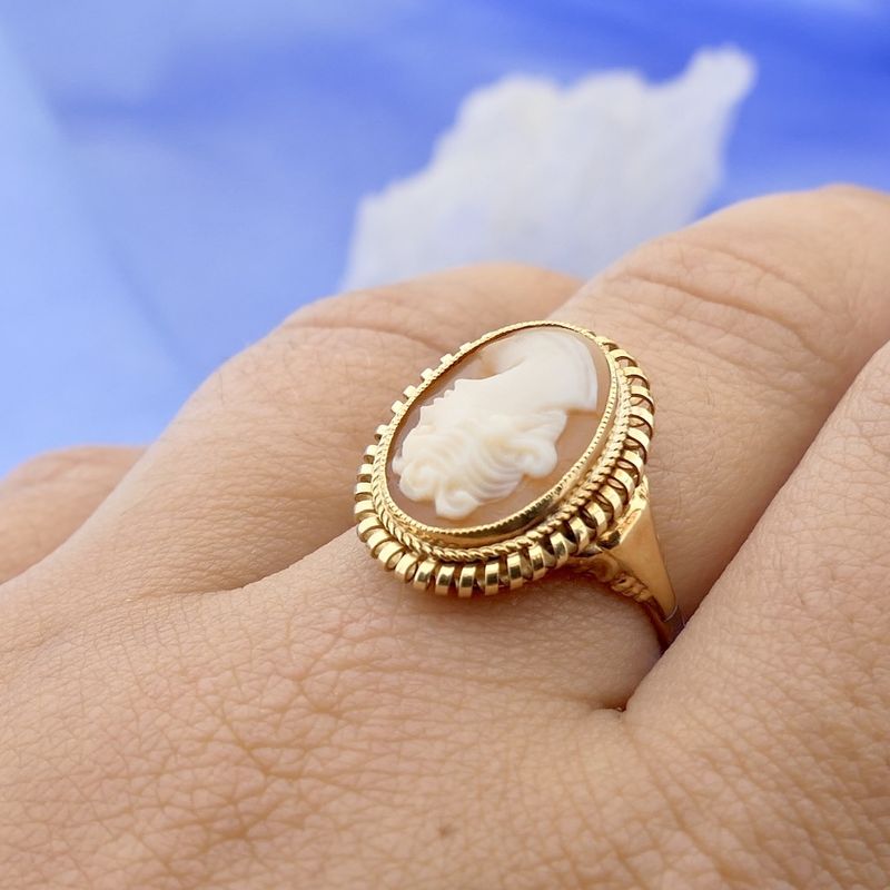 Image 4 of Vintage gold ring with cameo