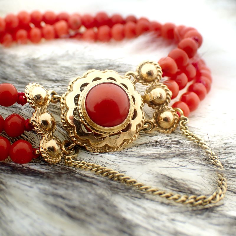 Image 9 of Red coral beads bracelet with gold clasp; Antique | Ø 53.8 mm